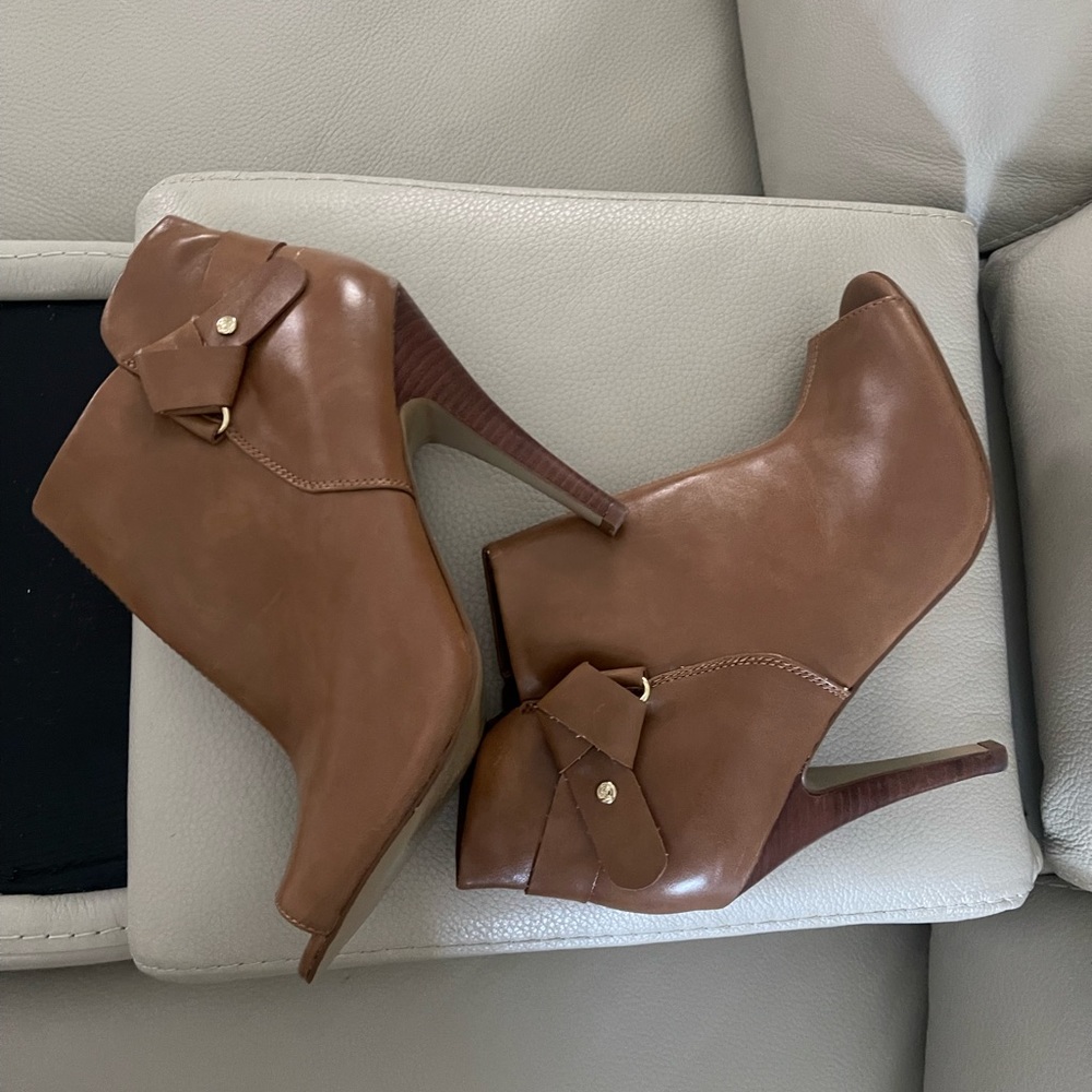 Guess - Picture 7 of 10